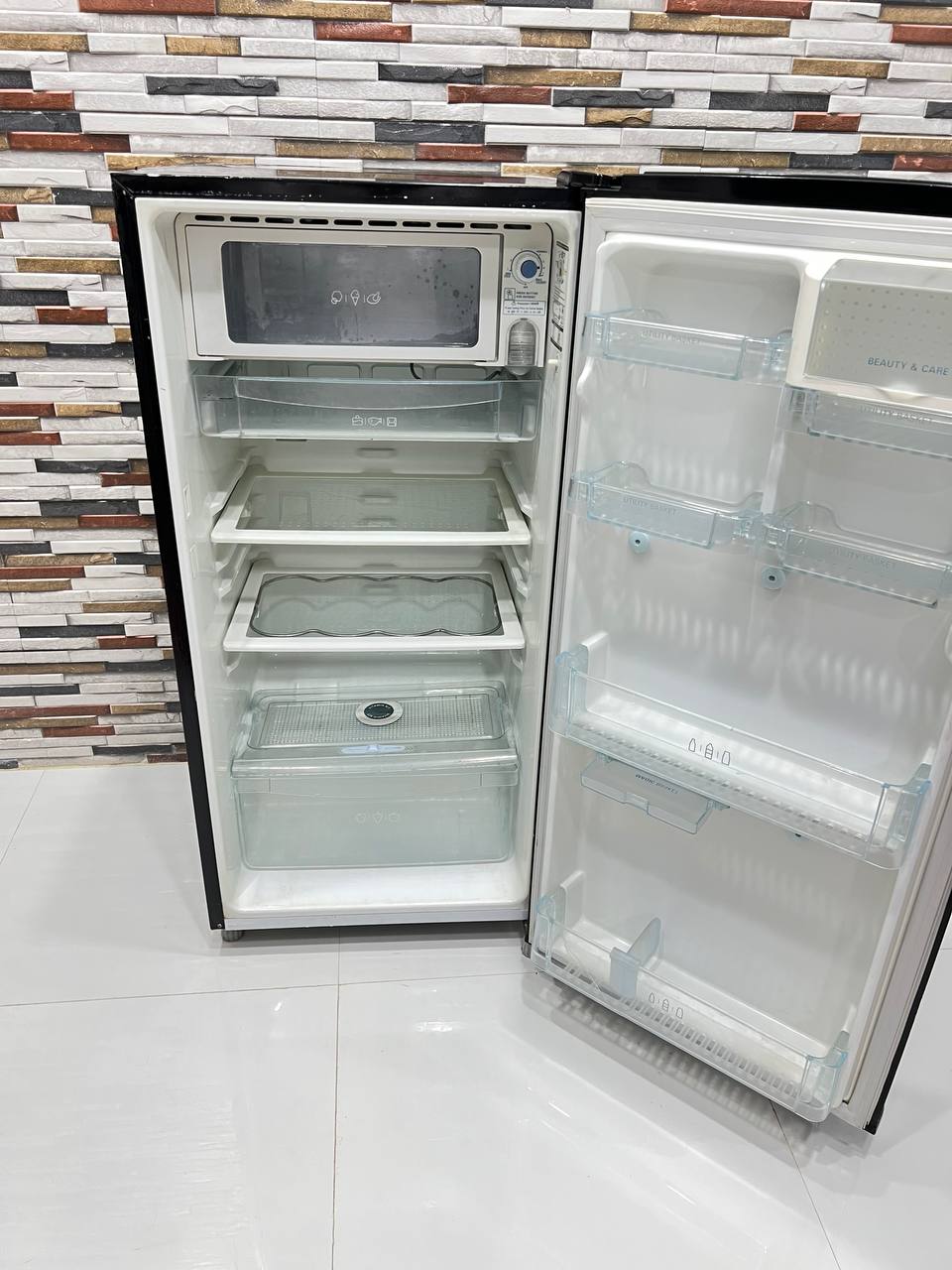 LG 190L Single Door Refrigerator – Black Floral (Refurbished)