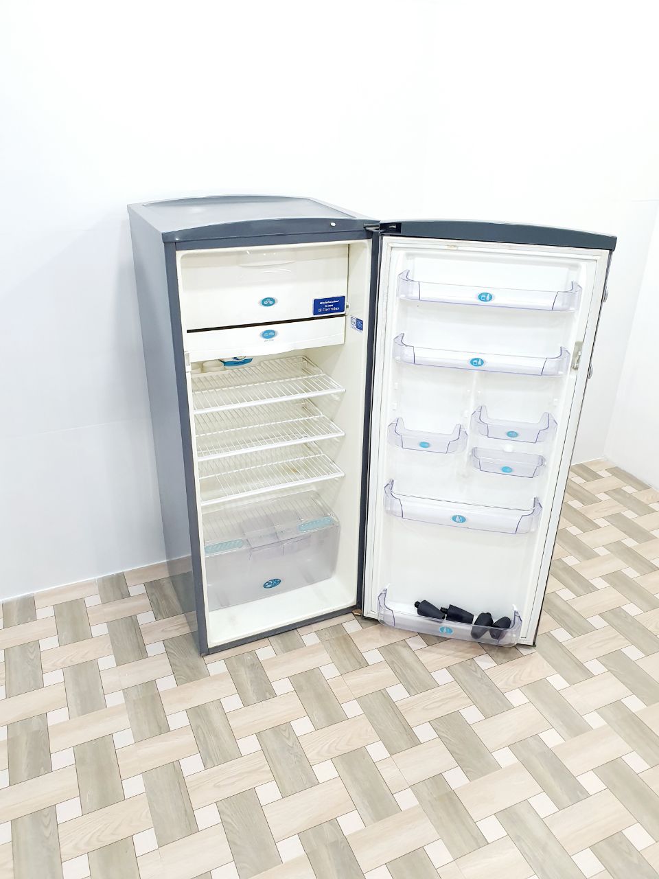 Electrolux 190L Single Door Refrigerator – Silver (Refurbished)