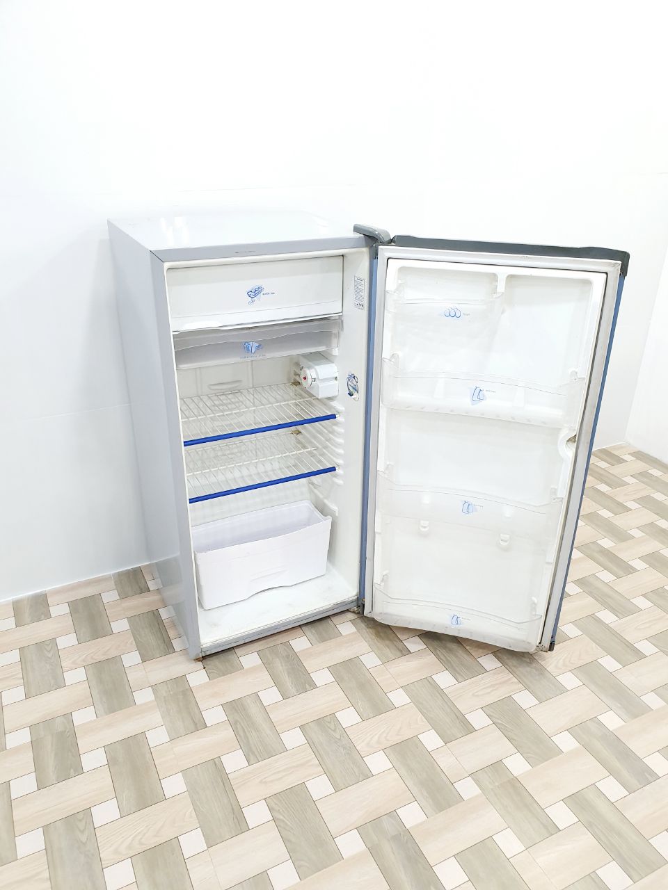 Whirlpool 190L Single Door Refrigerator – Silver & Blue (Refurbished)