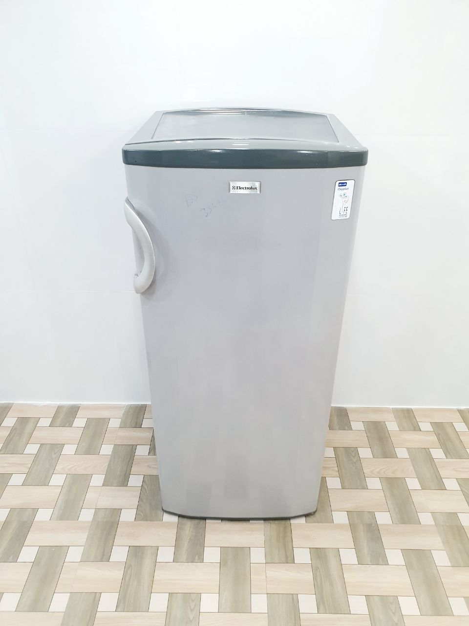 Electrolux 190L Single Door Refrigerator – Silver (Refurbished)