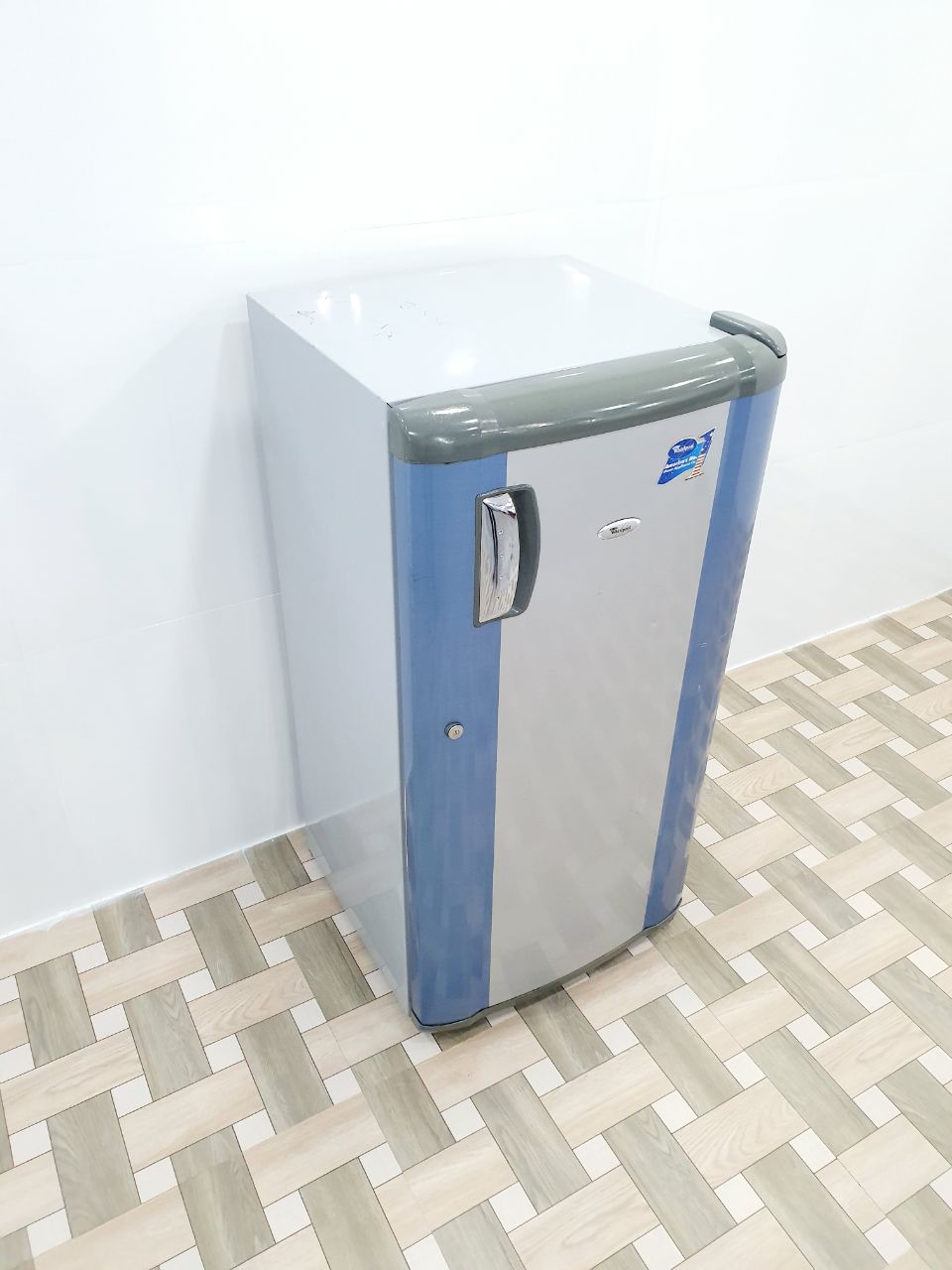 Whirlpool 190L Single Door Refrigerator – Silver & Blue (Refurbished)