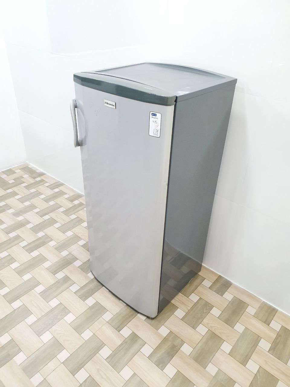 Electrolux 190L Single Door Refrigerator – Silver (Refurbished)