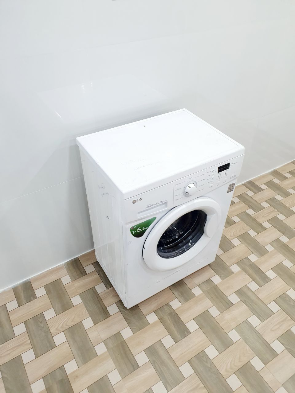 LG 5.5 Kg Fully Automatic Front Load Washing Machine – White (Refurbished)
