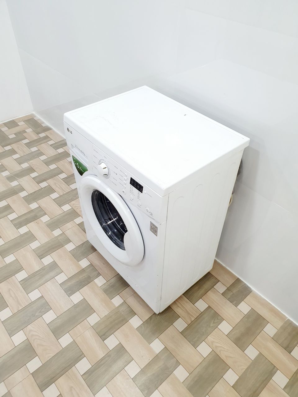 LG 5.5 Kg Fully Automatic Front Load Washing Machine – White (Refurbished)