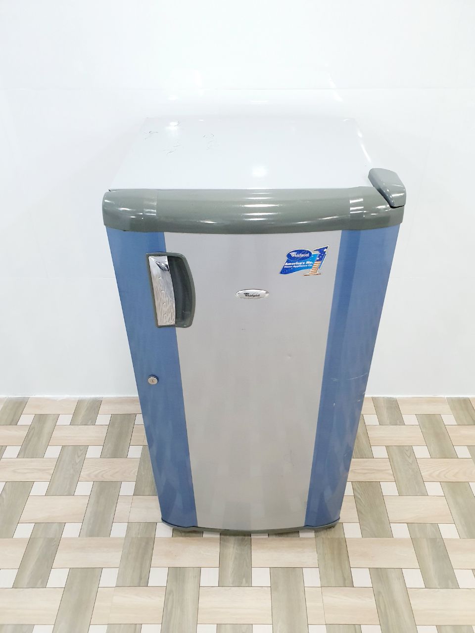 Whirlpool 190L Single Door Refrigerator – Silver & Blue (Refurbished)